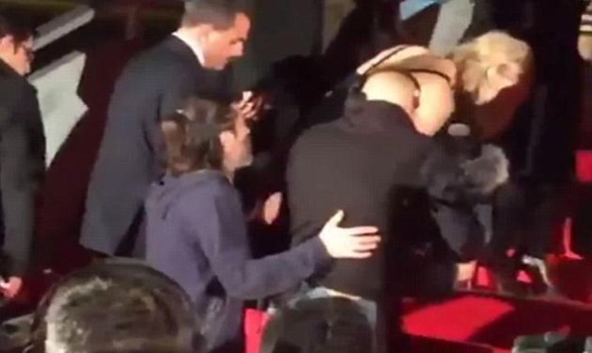 Jennifer Lawrence: Απίστευτη τούμπα… ξανά στο κόκκινο χαλί! Δεν μπορούσε να σηκωθεί! Βίντεο