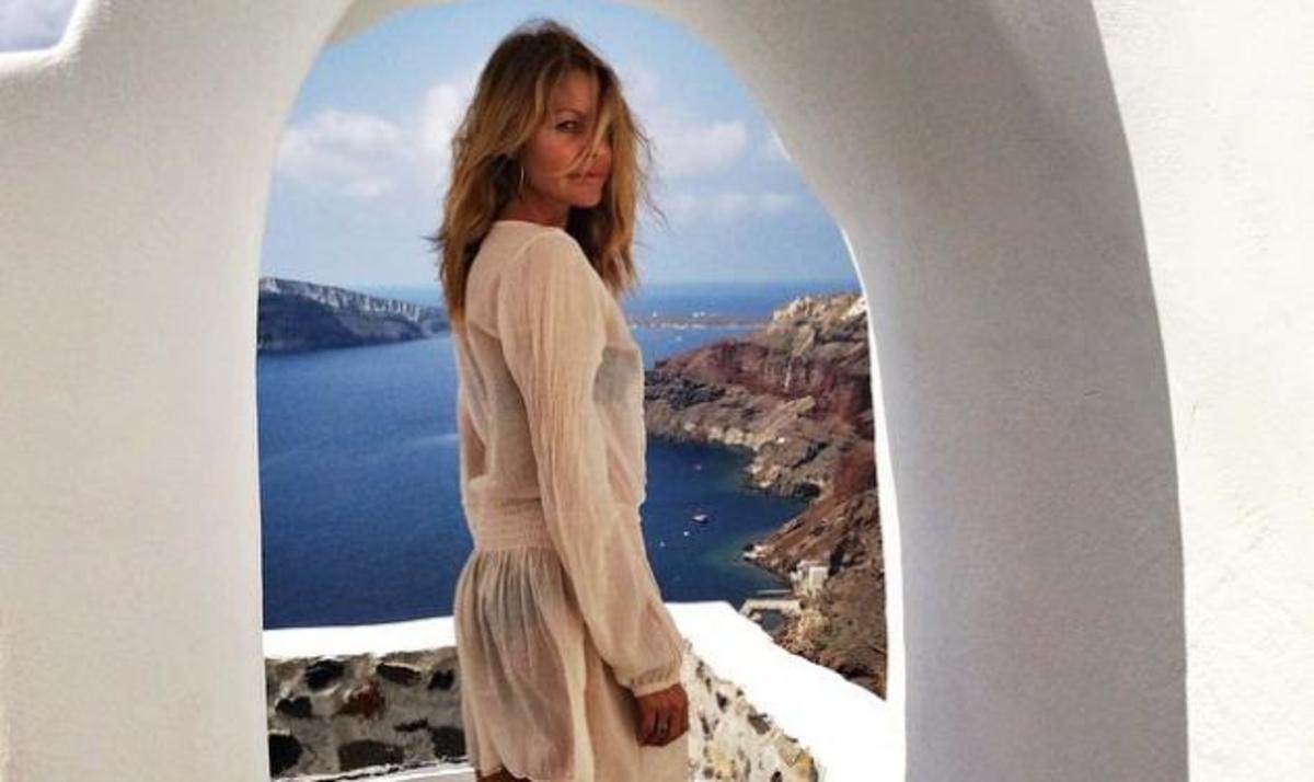 Τζένη Μπαλατσινού: Μετά τις διακοπές στην Πάτμο έφυγε για Σαντορίνη!