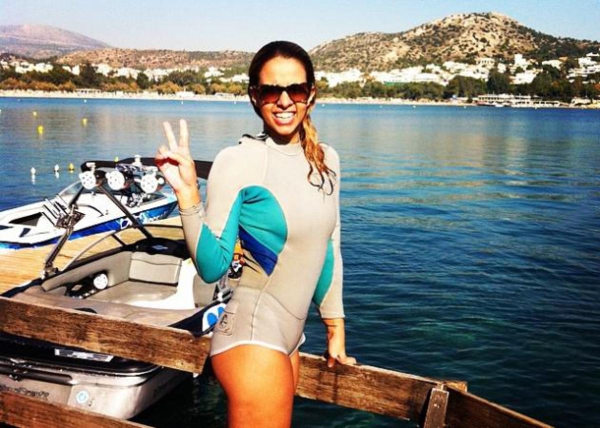 Τζένη Μελιτά: Φορά το μαγιό της και βουτά στα… βαθιά μαθαίνοντας waterski! Απολαυστικό βίντεο