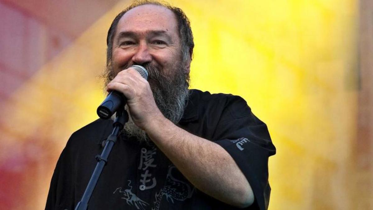 Η ανατρεπτική εμφάνιση του Τζίμη Πανούση στην παραλία!