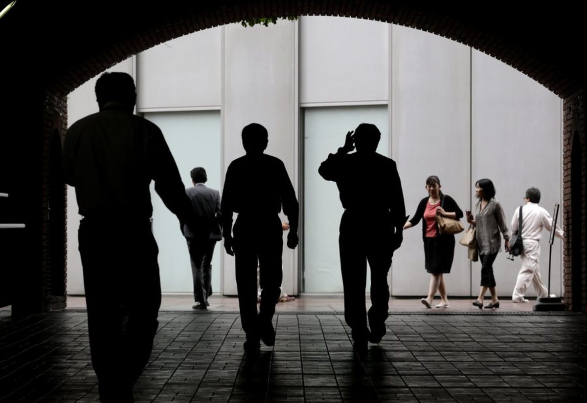 Η ανεργία πέφτει, αλλά παραμένει στο 25,5%