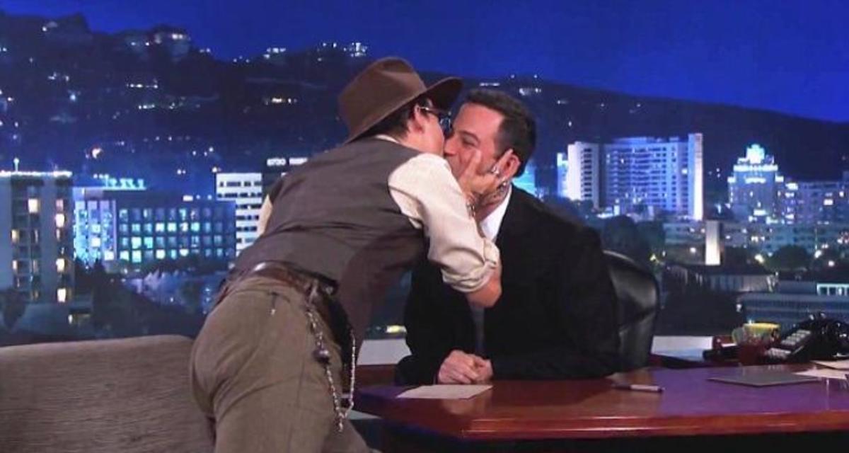 O Johnny Depp, φίλησε στο στόμα τον Jimmy Kimmel!