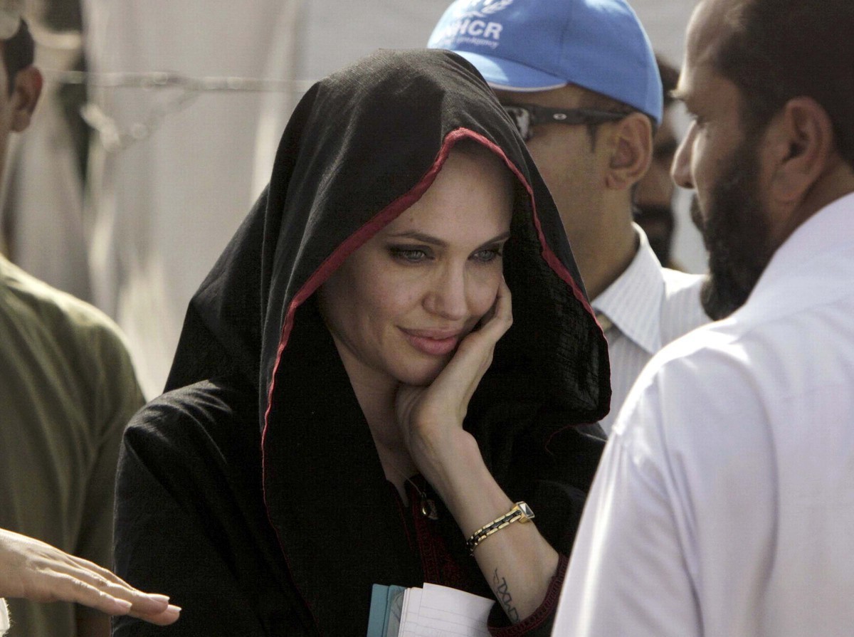 Στη Λέσβο για τους πρόσφυγες η Angelina Jolie!