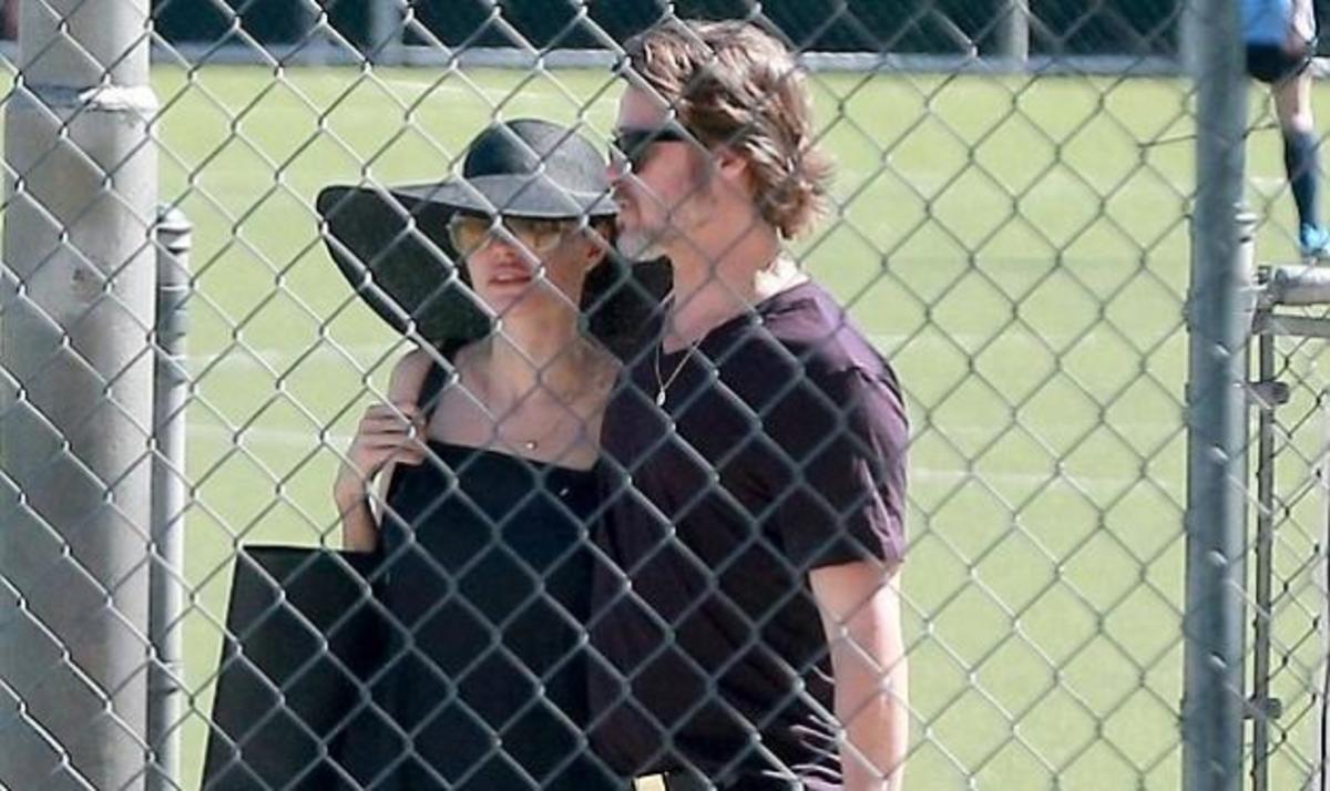 Σπάνιο δημόσιο τρυφερό τετ α τετ της Angelina Jolie με τον Brad Pitt