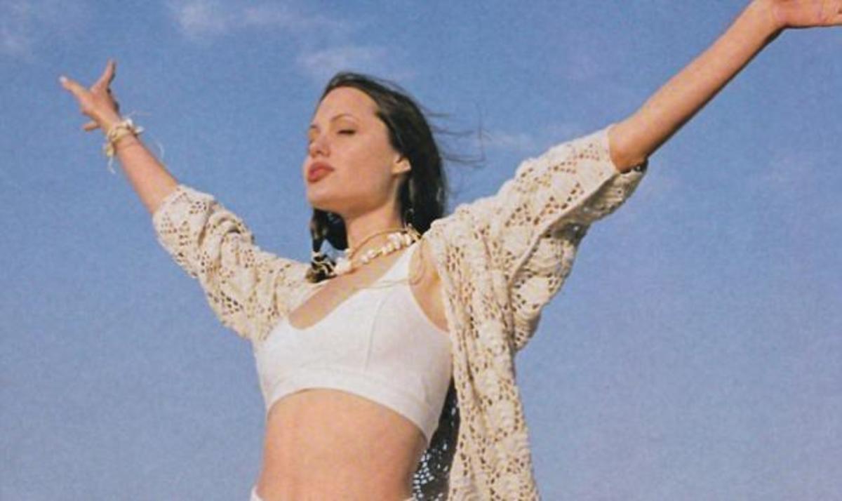 Angelina Jolie: σέξι φωτογραφίες όταν ήταν 18!