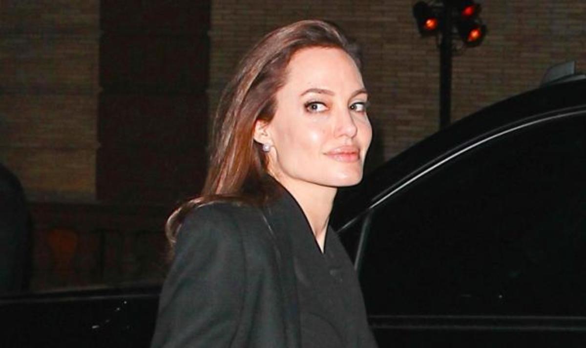 Η Angelina Jolie πόζαρε topless από τα 19 της!