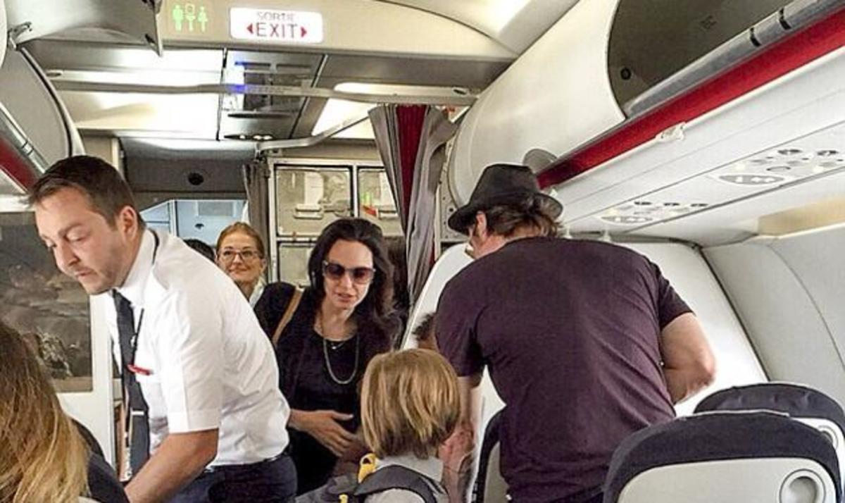 Brangelina: Το έκαναν και αυτό! Πέταξαν με τα παιδιά τους στην οικονομική θέση
