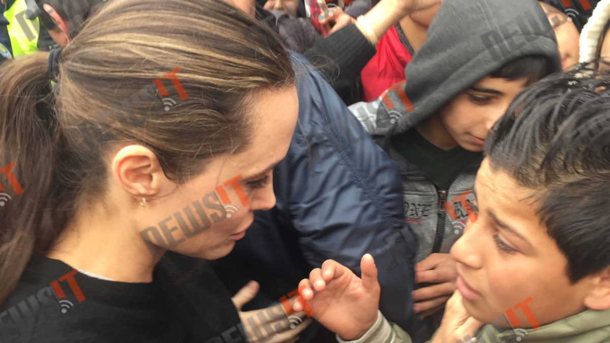 Ο συγκινητικός διάλογος της Angelina Jolie με το προσφυγόπουλο – ΒΙΝΤΕΟ