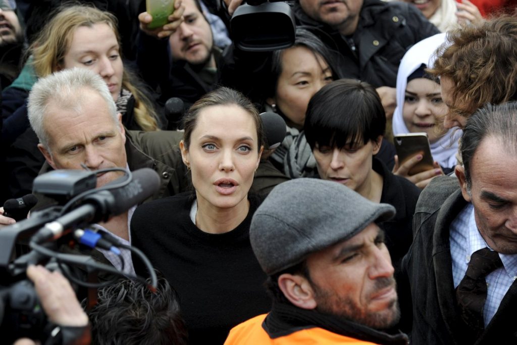Angelina Jolie: Πήρε μια θάλασσα προσφύγων στην αγκαλιά της! Όλα όσα έγιναν στον Πειραιά – ΦΩΤΟ – ΒΙΝΤΕΟ