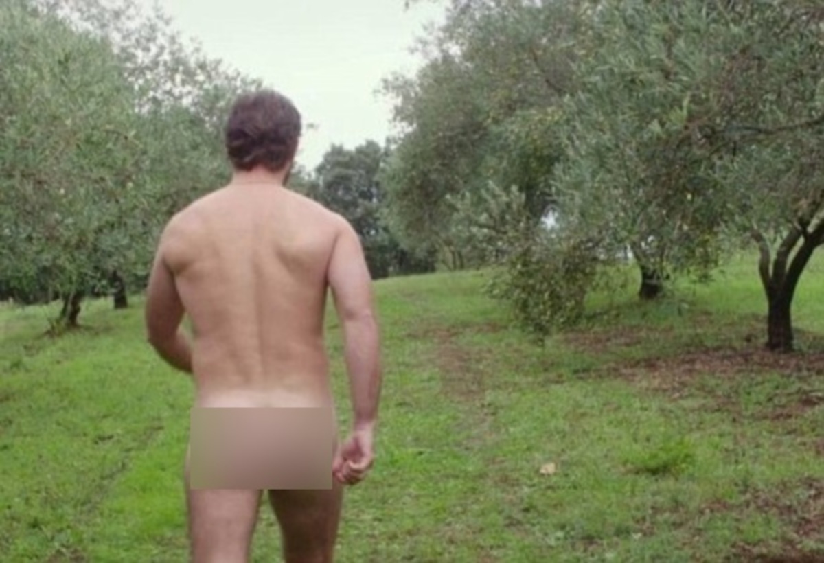 O Jude Law ολόγυμνος στη νέα του ταινία!