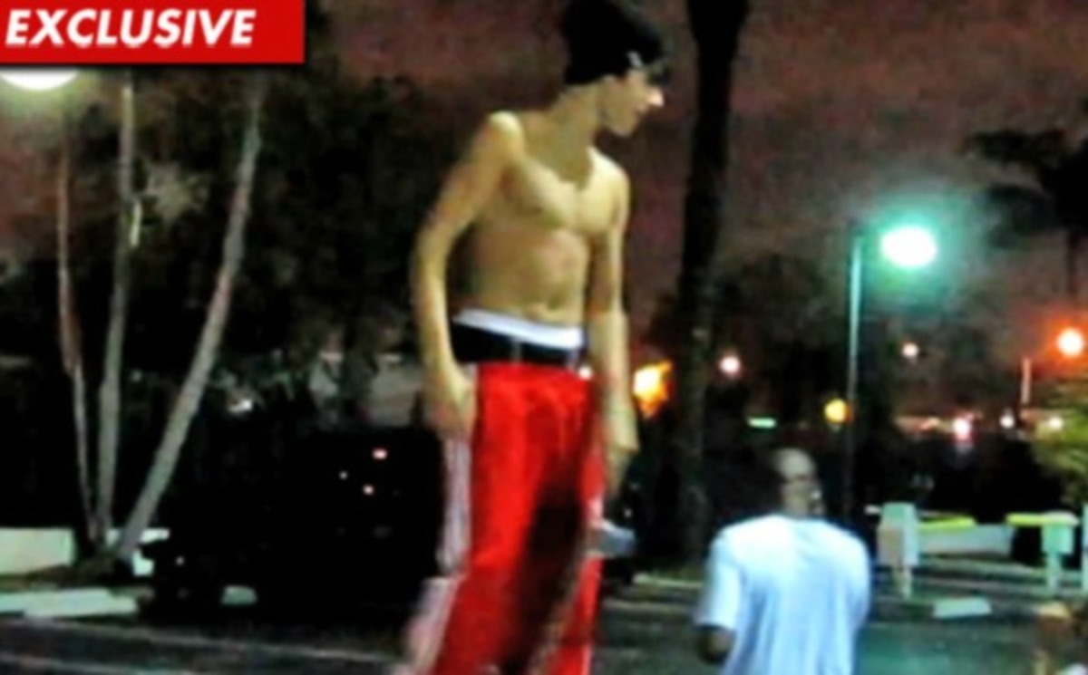 Ο Justin Bieber άρχισε να βγάζει τα ρούχα του ενώ έκανε σκέιτ!