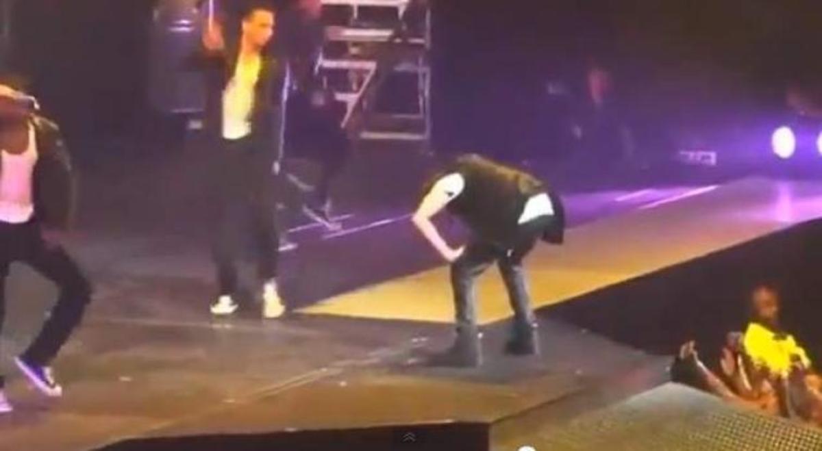 ΑΠΙΣΤΕΥΤΟ! Ο Justin Bieber κάνει εμετό πάνω στη σκηνή !