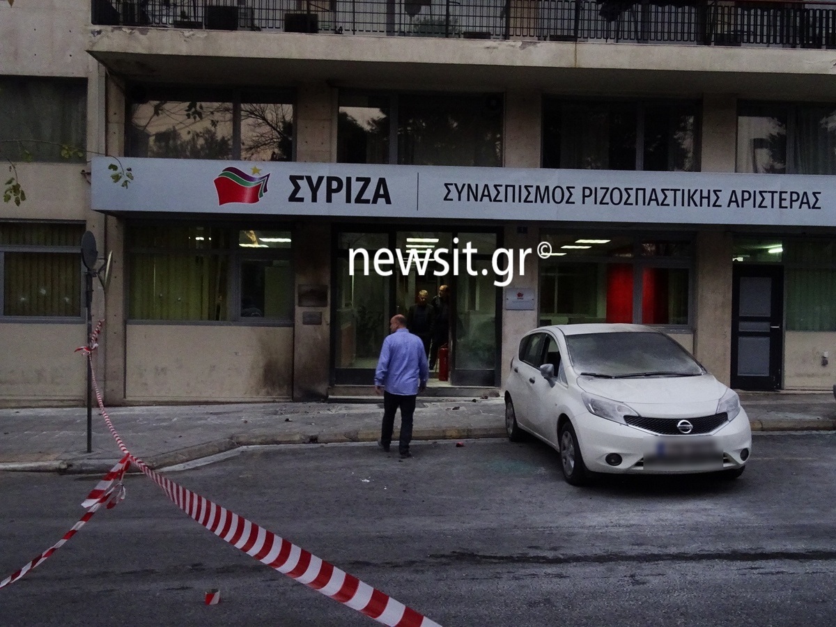 Επίθεση “μασκαράδων” με μολότοφ στα γραφεία του ΣΥΡΙΖΑ [pics]