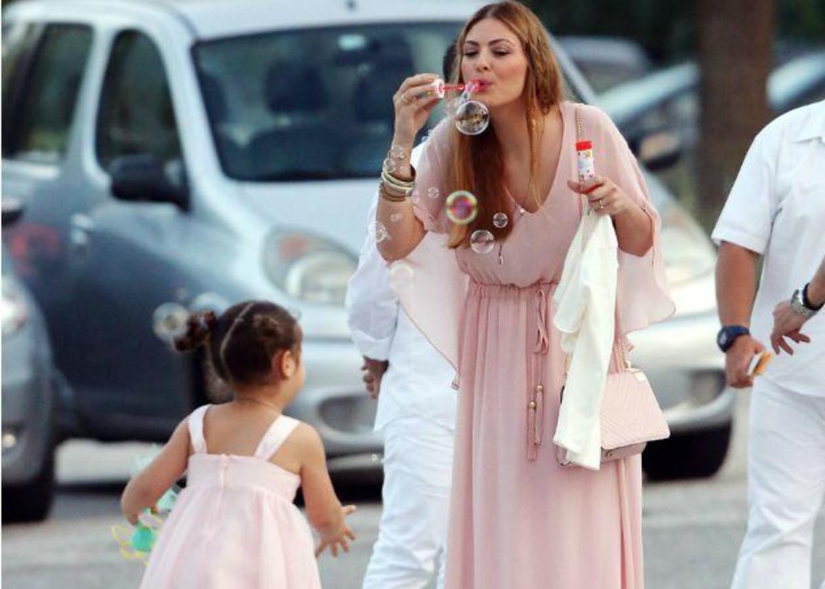 Δέσποινα Καμπούρη: Δείτε τις βουτιές της μικρής Έλενας στην πισίνα!