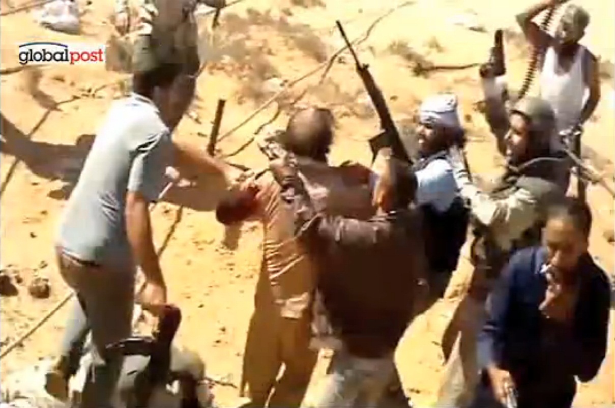 Μεγαλείο φρίκης! Σοδόμισαν με μαχαίρι τον Καντάφι πριν τον σκοτώσουν