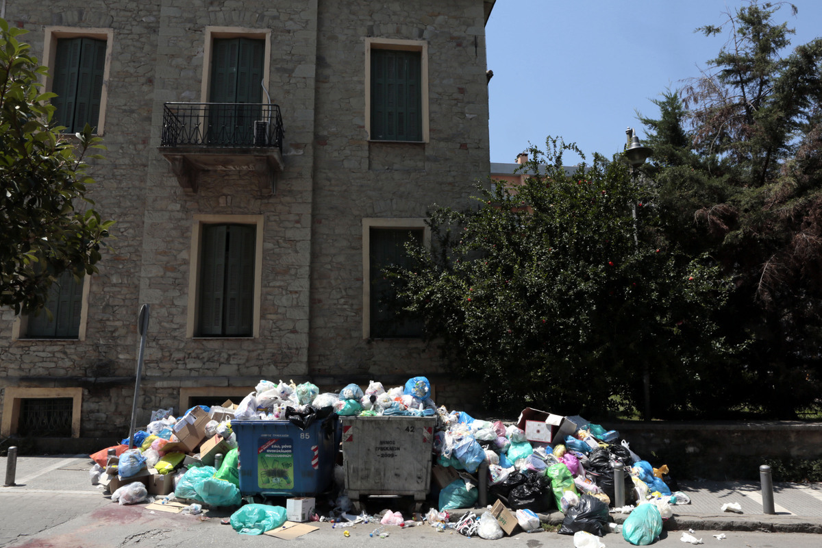 Πρόγραμμα για τακτικό πλύσιμο όλων των κάδων στην Καρδίτσα