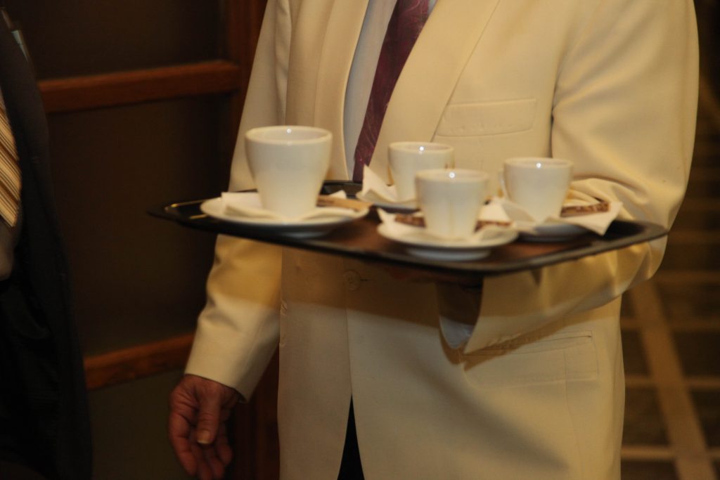 Η αγορανομία έκλεισε το καφενείο της Βουλής λόγω καπνίσματος