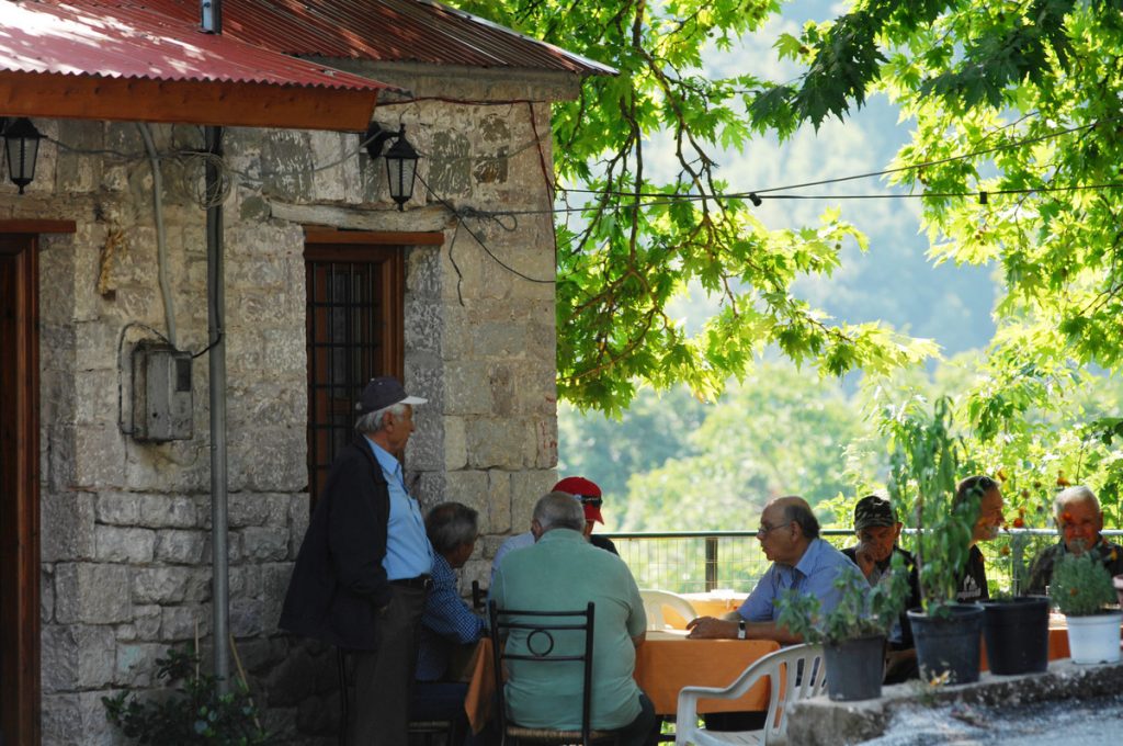 “Σήκωσε” την ταμειακή μηχανή, αλλά τον καφέ τον πλήρωσε!