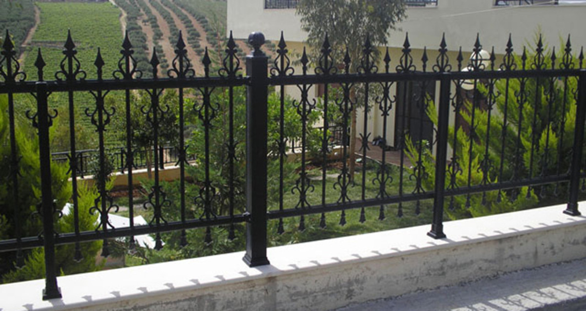 Έπεσε και καρφώθηκε στη σιδερένια περίφραξη!