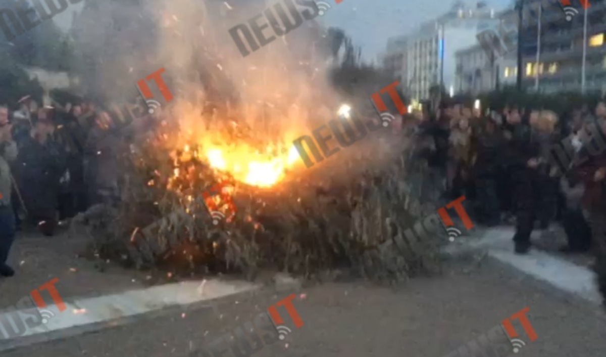 Καίγεται το Σύνταγμα!