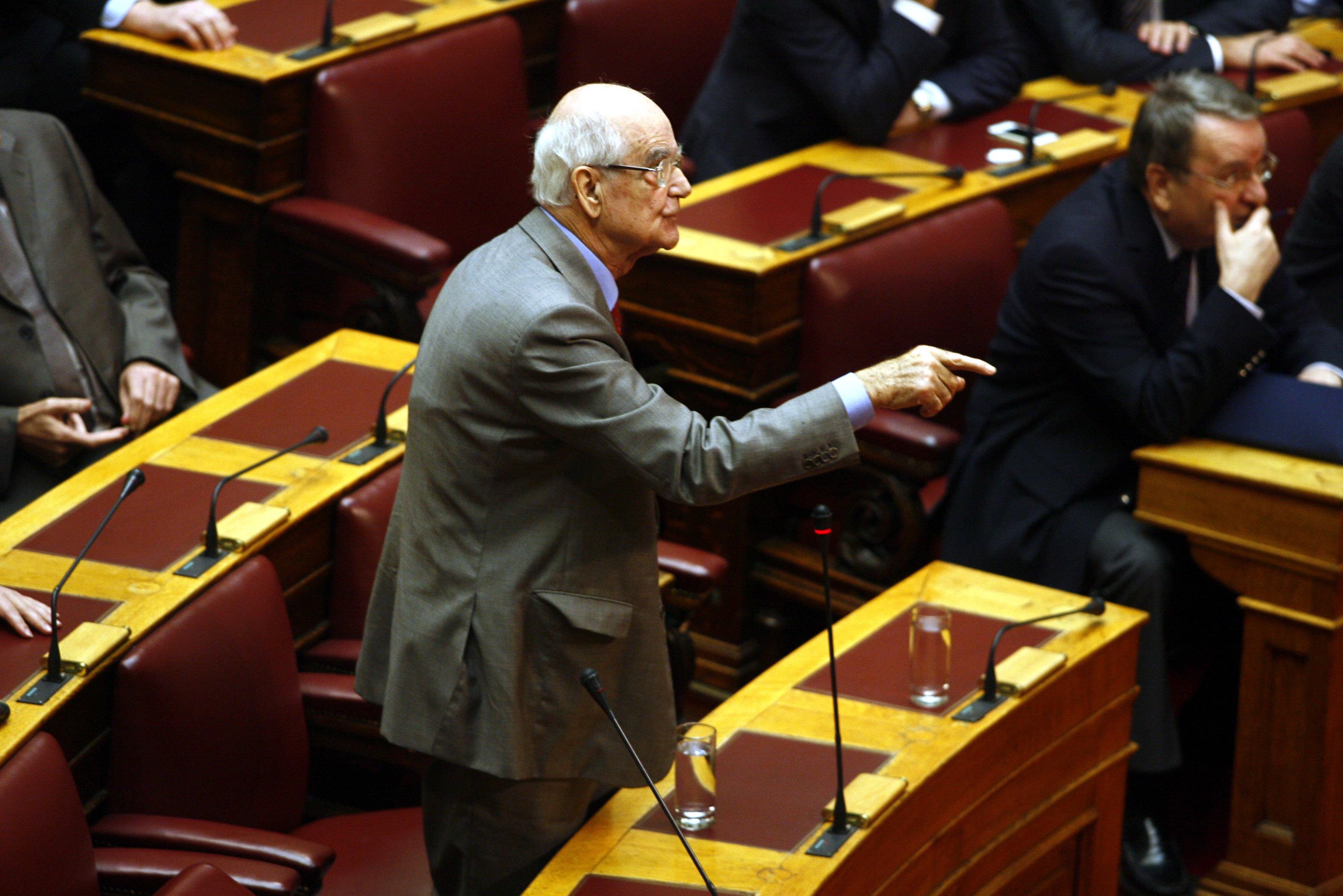 Είπε πως θα καταψηφίσει, τελικά ψήφισε παρών και κράζει τον Χαρδούβελη