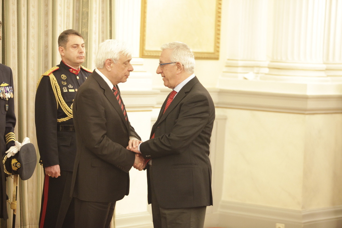 Ερώτηση Κακλαμάνη με… αναφορές σε Καραμανλή και Παυλόπουλο