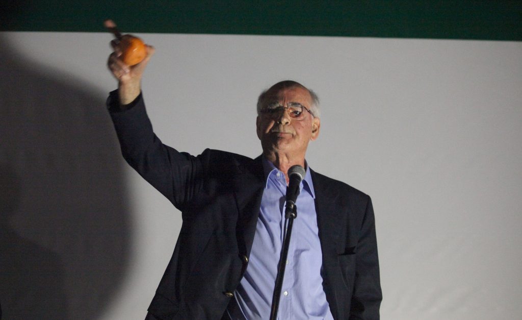 Πέταξαν νεράτζια στον Απόστολο Κακλαμάνη! (ΦΩΤΟ)