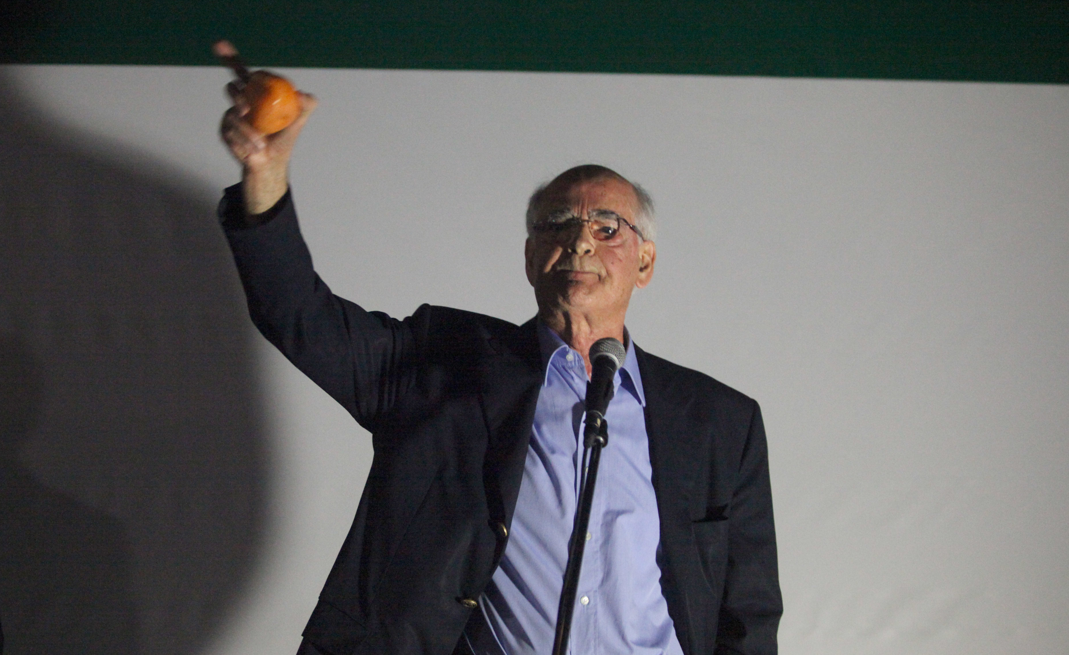 Πέταξαν νεράτζια στον Απόστολο Κακλαμάνη! (ΦΩΤΟ)