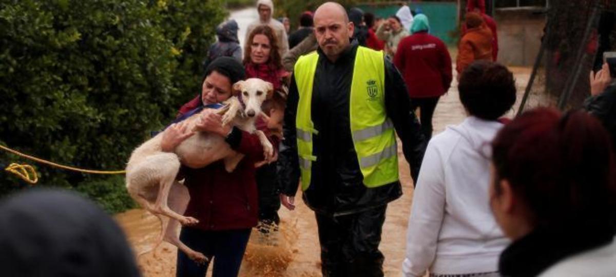 Η κακοκαιρία “δοκιμάζει” την Ισπανία – Δυο νεκροί από πλημμύρες [pics,vids]