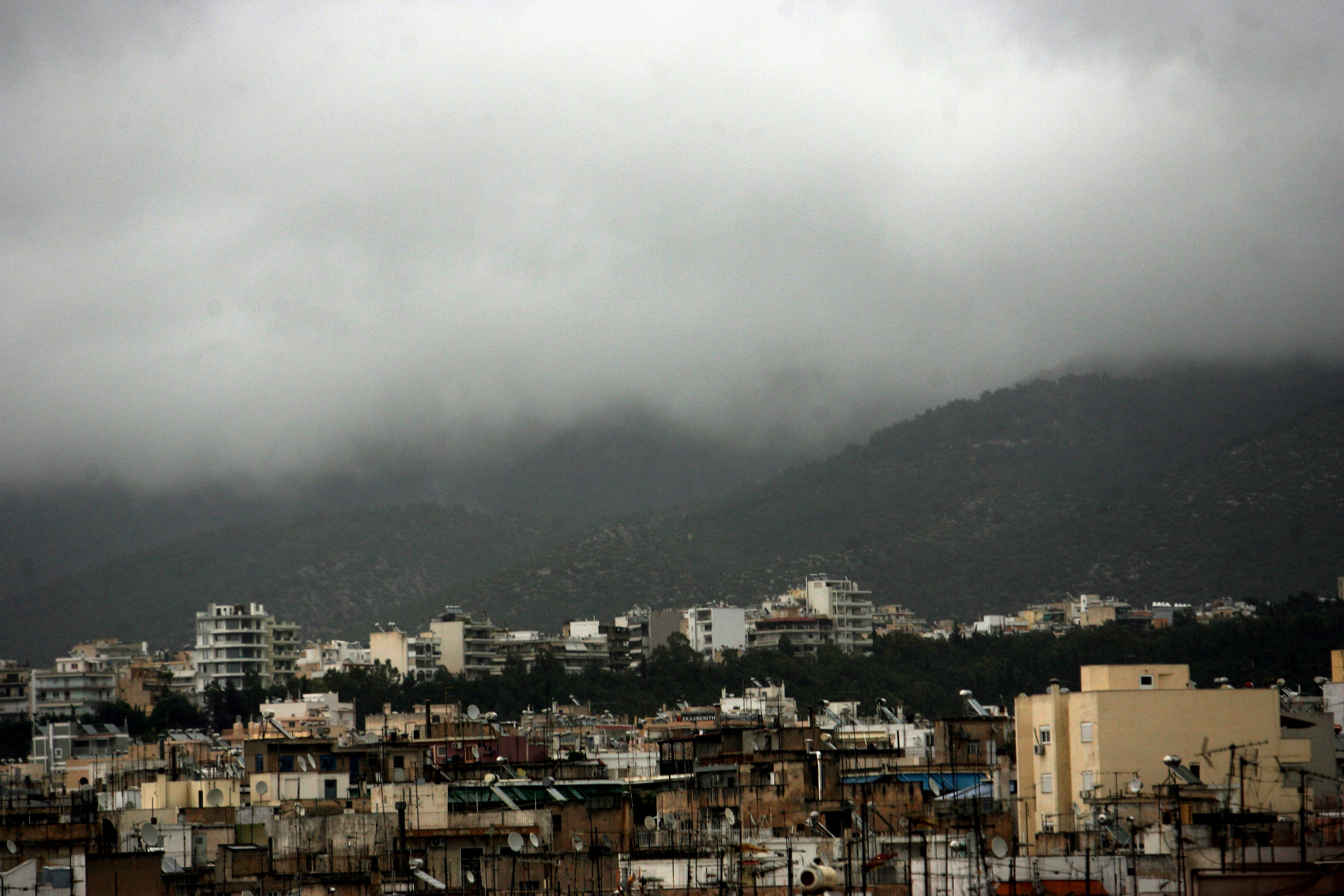 Ισχυροί νοτιάδες, βροχές και χιόνια στα ορεινά – Έκτακτο δελτίο από την ΕΜΥ