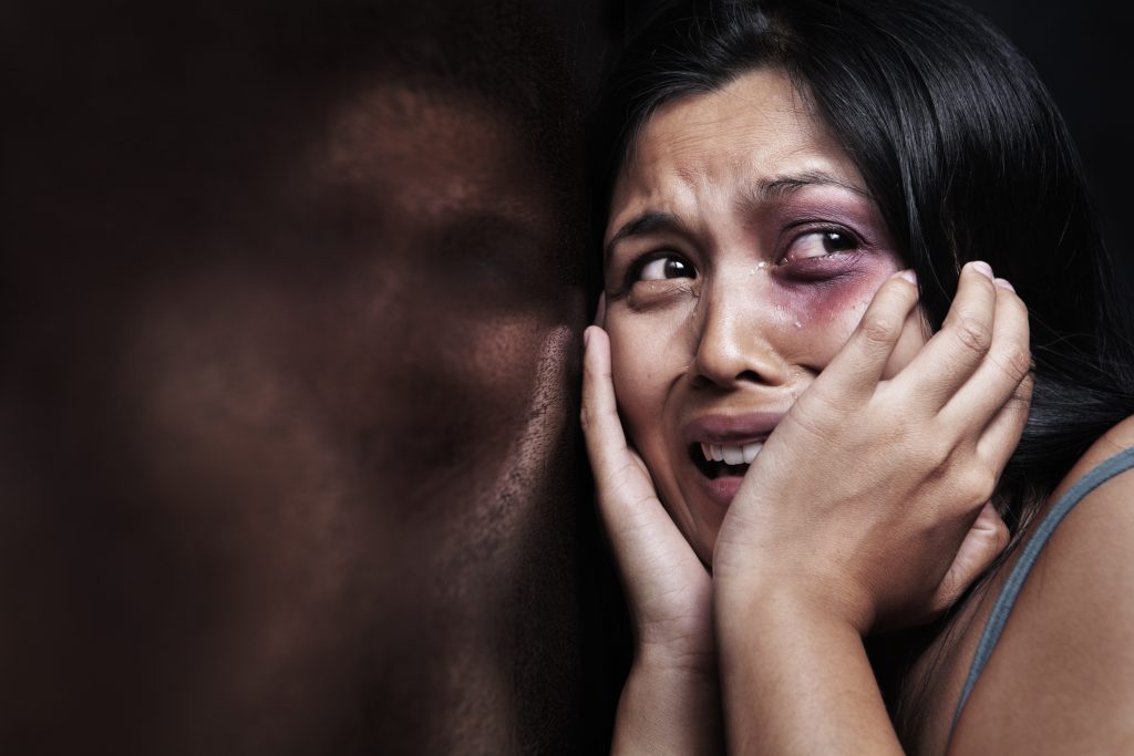 Χιλιάδες SOS από γυναίκες που πέφτουν θύματα κακοποίησης