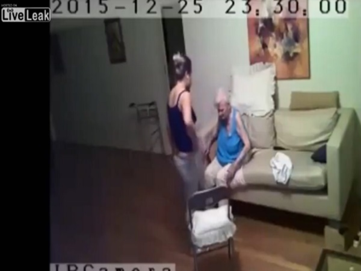 Σοκαριστικό βίντεο: Κλωτσάει και χαστουκίζει ηλικιωμένη με Αλτσχάιμερ!