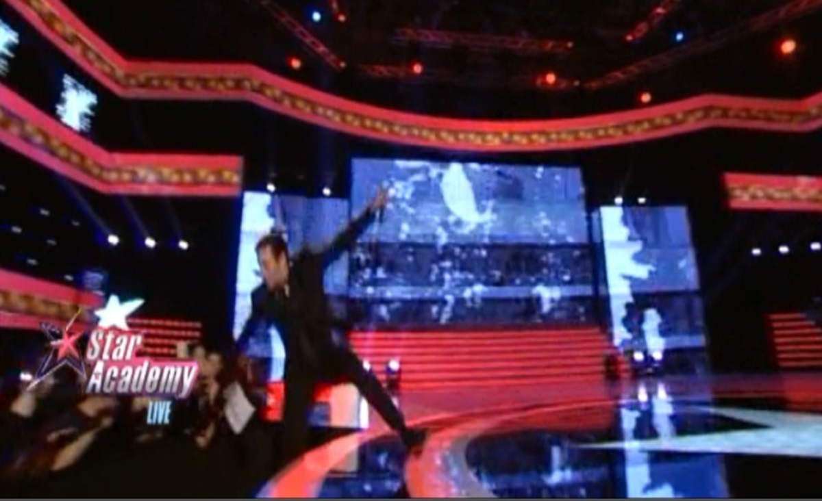 Star Academy: Ατύχημα για τον τραγουδιστή! Έπεσε από τη σκηνή την ώρα του show!
