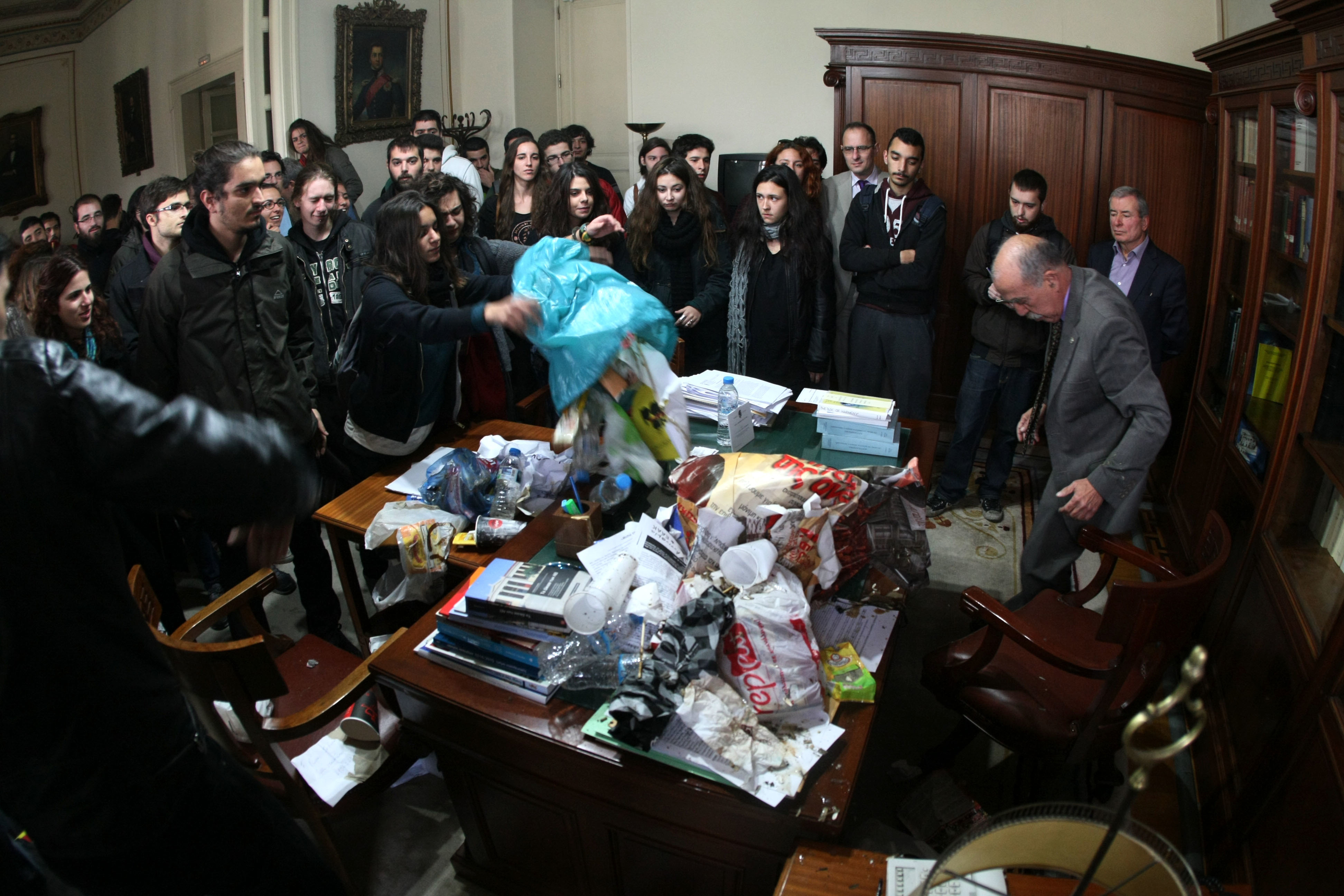 Το ΕΚΠΑ για τα σκουπίδια: Ομάδα “σκηνοθετεί” και προσπαθεί να καρπωθεί την ένταση με πρόσχημα τον διάλογο