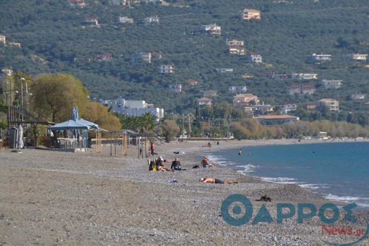 Στην Καλαμάτα κάνουν μπάνιο στη θάλασσα! Χαίρονται τον ήλιο με βόλτες και παιχνίδια (ΦΩΤΟ)
