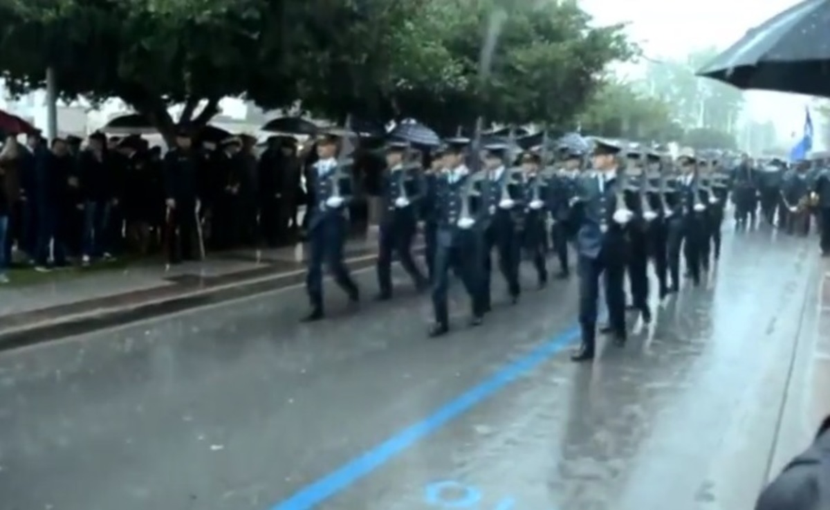 Με καταρρακτώδη βροχή παρέλασε ο στρατός στην Καλαμάτα! ΒΙΝΤΕΟ