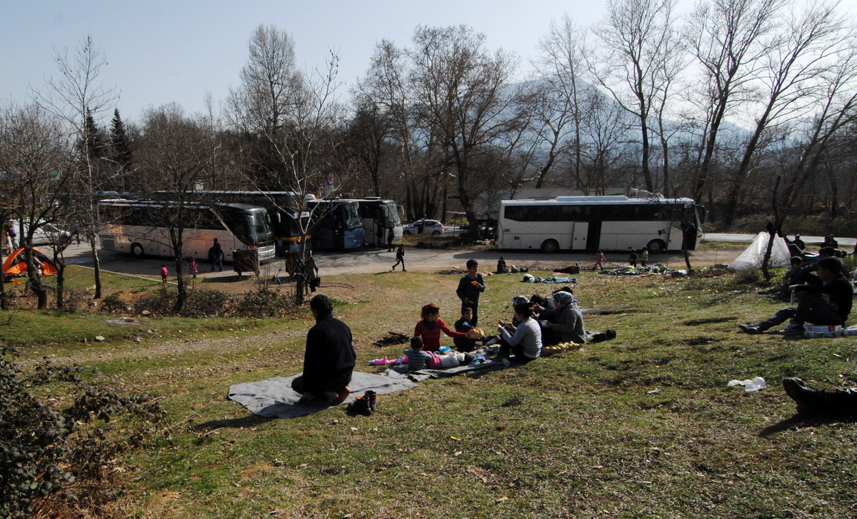 ΦΩΤΟ EUROKINISSI - Πρόσφυγες είναι εγκλωβισμένοι σε πρατήριο υγρών καυσίμων της εθνικής οδού Τρικάλων - Ιωαννίνων