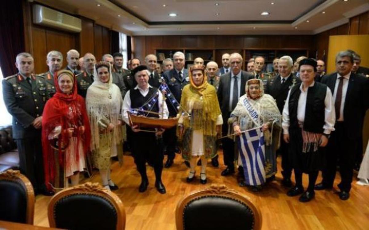 Πρωτοχρονιά 2017: Έψαλλαν τα κάλαντα στο υπουργείο Εθνικής Άμυνας [pics]