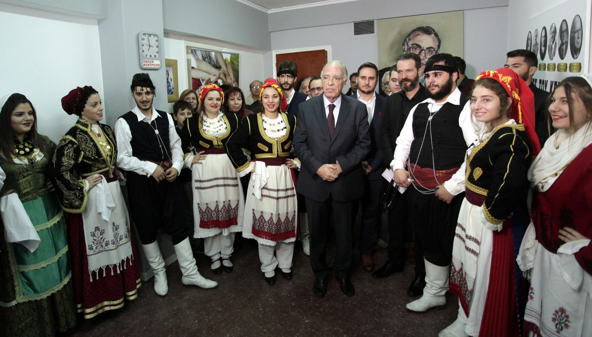 Ο σύλλογος Κρητών Αιγάλεω είπε τα κάλαντα στον Λεβέντη