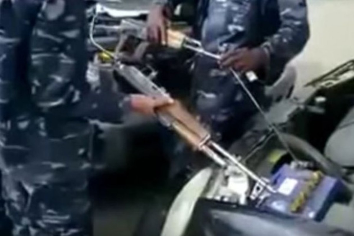 Απίστευτο! Βάζουν μπροστά αυτοκίνητο με Καλάσνικοφ ΑΚ-47! ΒΙΝΤΕΟ