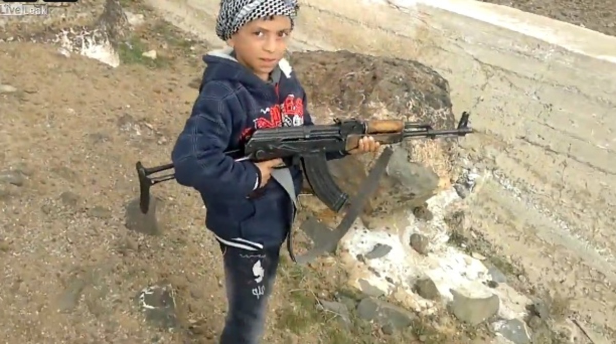 Το Καλάσνικοφ πάει…βόλτα τον πιτσιρίκο! ΒΙΝΤΕΟ