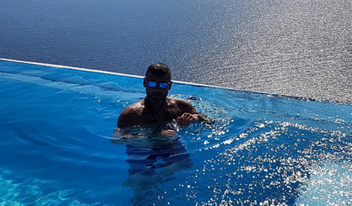 Ποιος είναι ο …εξωγήινος κύριος που κολυμπά στην καλντέρα της Σαντορίνης;