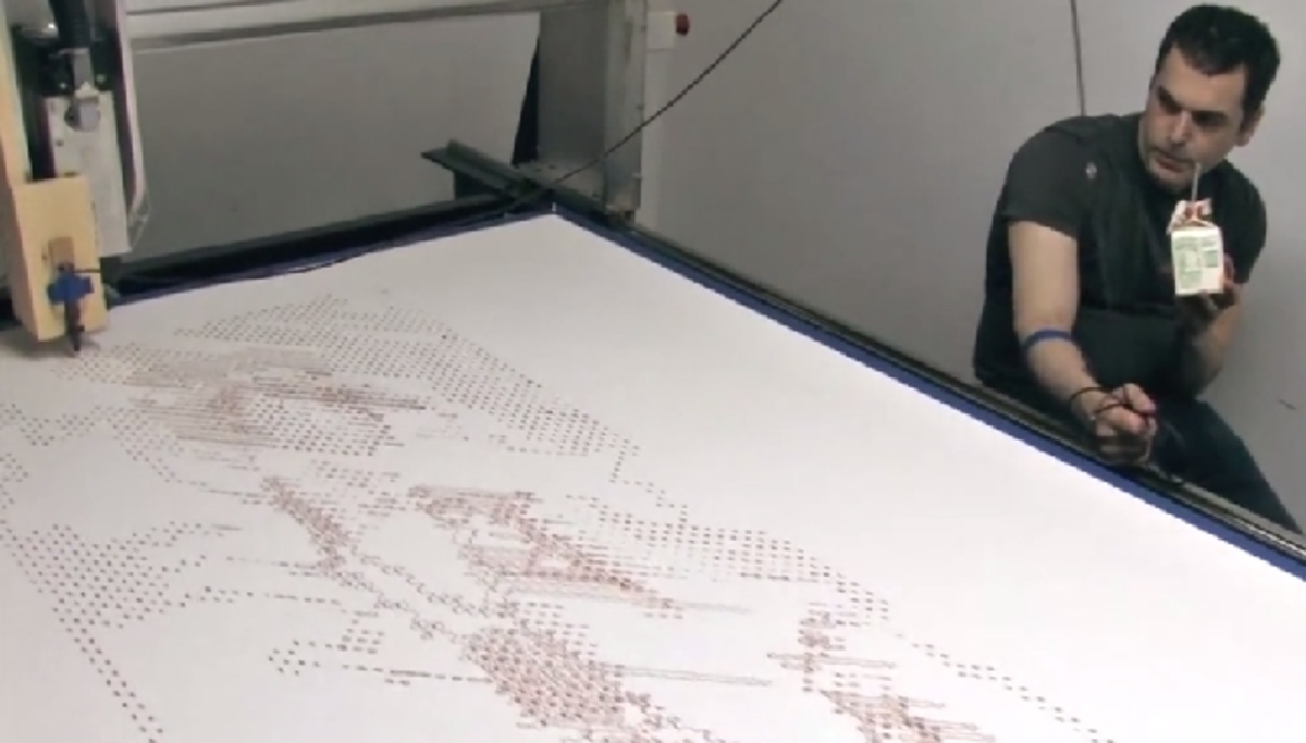 Ζωγραφίζει το πορτρέτο με το αίμα του και τη βοήθεια ρομπότ! (βίντεο)