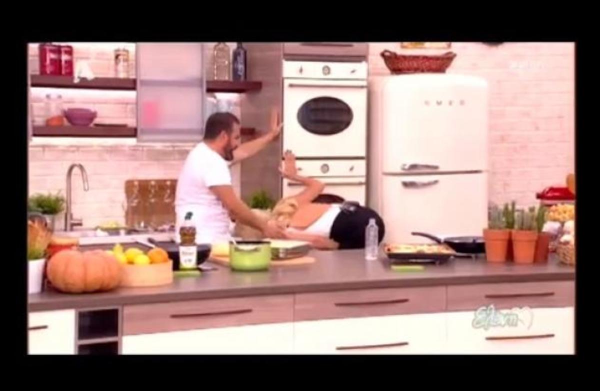 Η Μενεγάκη κλαίει από τα γέλια! Θυμήθηκε περιστατικό με παπαράτσι