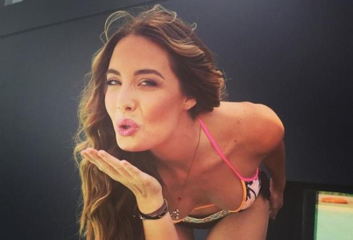 Η Αντωνία Καλλιμούκου αναστατώνει με το μαγιό της δίπλα στα βράχια!