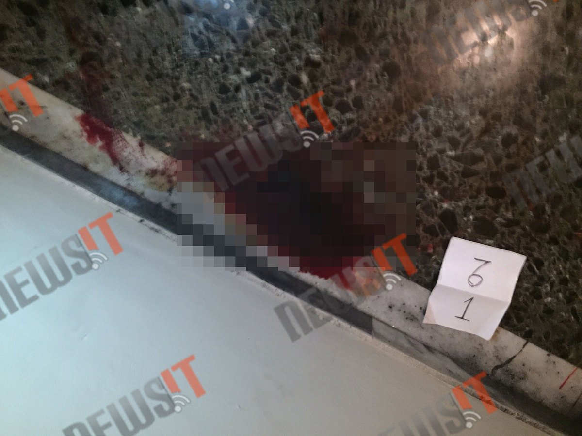 Εικόνες σοκ από τον τόπο του εγκλήματος στην Καλλιθέα – Εκπυρσοκρότησε το όπλο λέει ο ειδικός φρουρός – Γείτονες: Ο ομογενής τον απείλησε με μαχαίρι