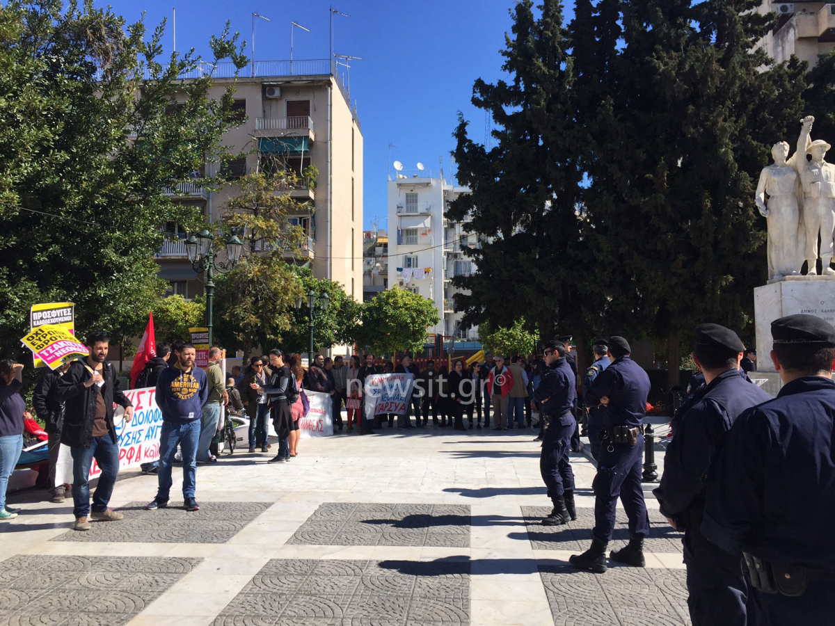 Παρέλαση – Καλλιθέα: Ένταση! Ιερέας σε αντιφασίστες: Ντροπή σας! [pics, vids]