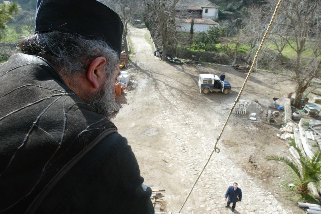 Καλόγερος το έσκασε με μία γυναίκα αφού πούλησε τα κτήματα της εκκλησίας