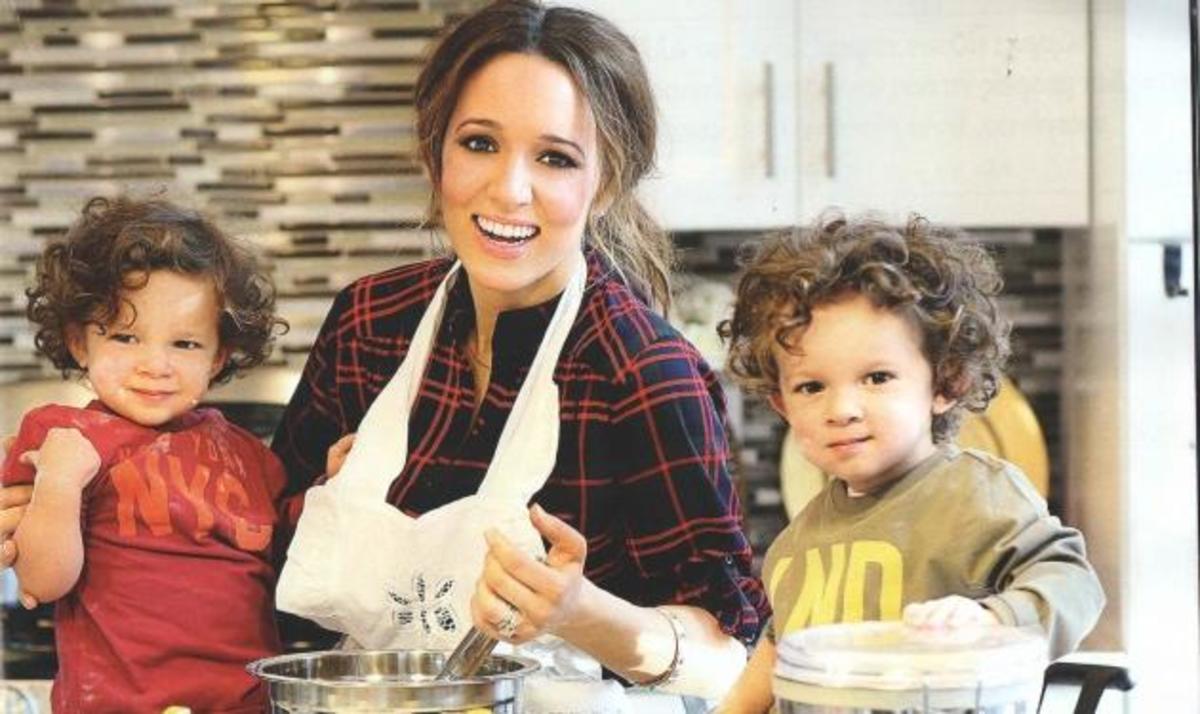 Η εντυπωσιακή φωτογράφιση της Καλομοίρας με τον σύζυγo και τους γιους της