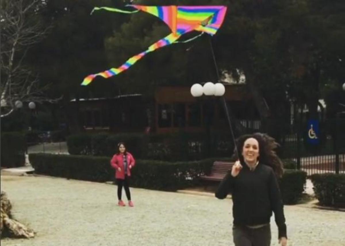 Καλομοίρα: Πέταξε χαρταετό με τα παιδιά της! [vids]
